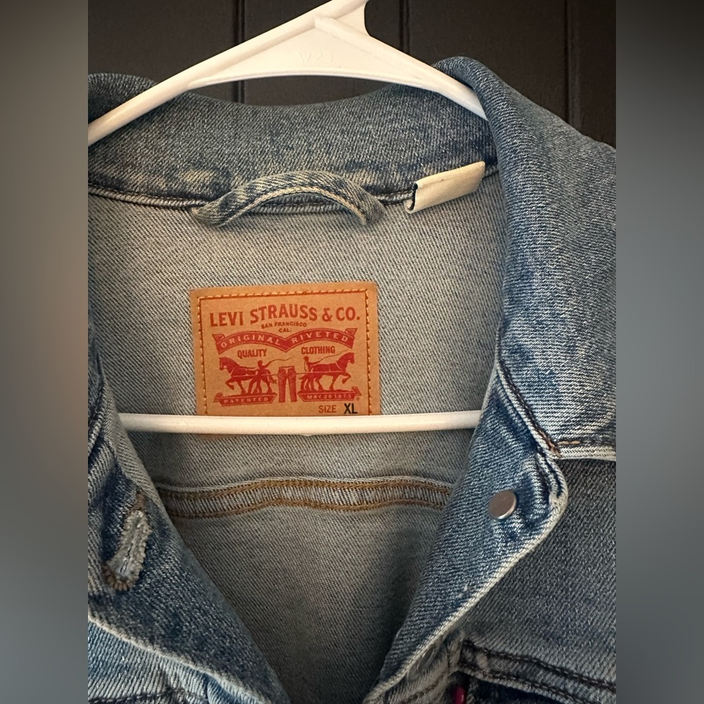 Levi's Classic Denim Trucker Jacket, light wash, size XL - Picture 2 of 9
